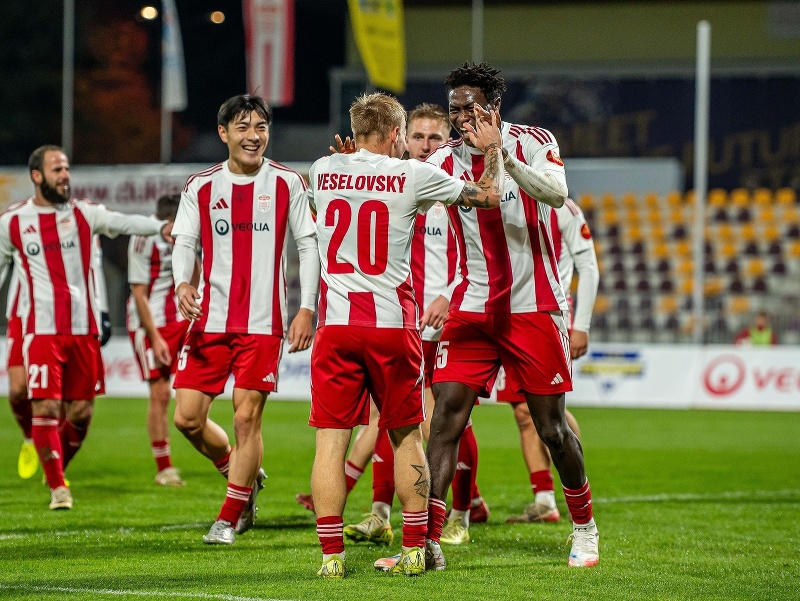 Hráči MFK Dukla Banská Bystrica oslavujú gól
