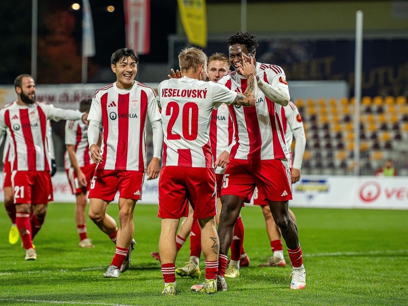 Hráči MFK Dukla Banská Bystrica oslavujú gól