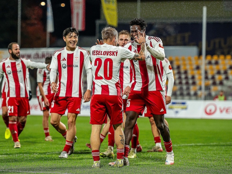 Hráči MFK Dukla Banská Bystrica oslavujú gól