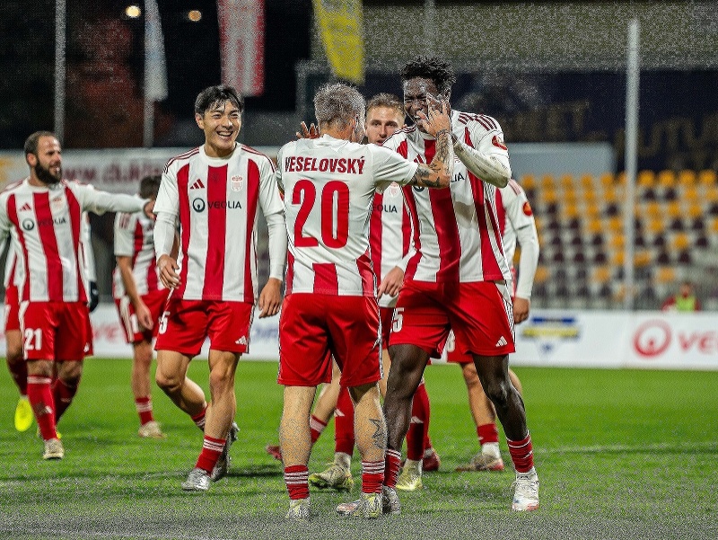 Hráči MFK Dukla Banská Bystrica oslavujú gól