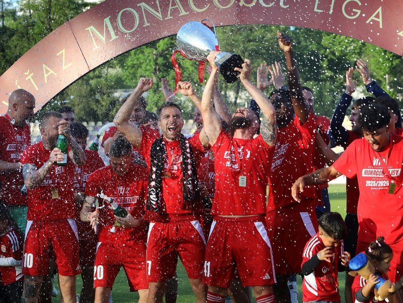 Na snímke hráči MFK Dukla Banská Bystrica pózujú s pohárom a oslavujú postup do najvyššej slovenskej futbalovej súťaže