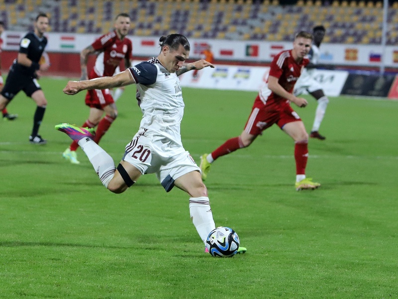 Na snímke Peter Kováčik z Podbrezovej strieľa gól do brány Banskej Bystrice