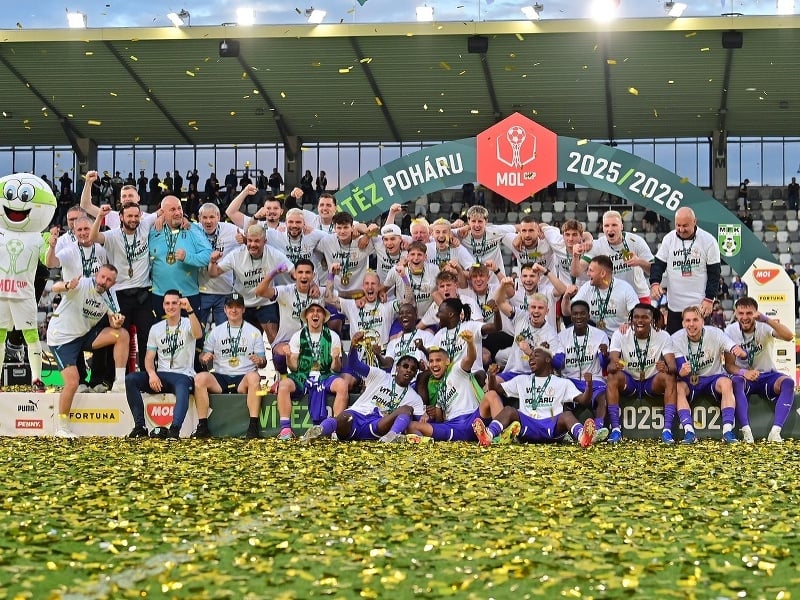 Futbalisti MFK Karviná oslavujú zisk českého pohára 