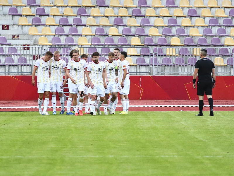 Futbalisti Ružomberka oslavujú gól počas zápasu 