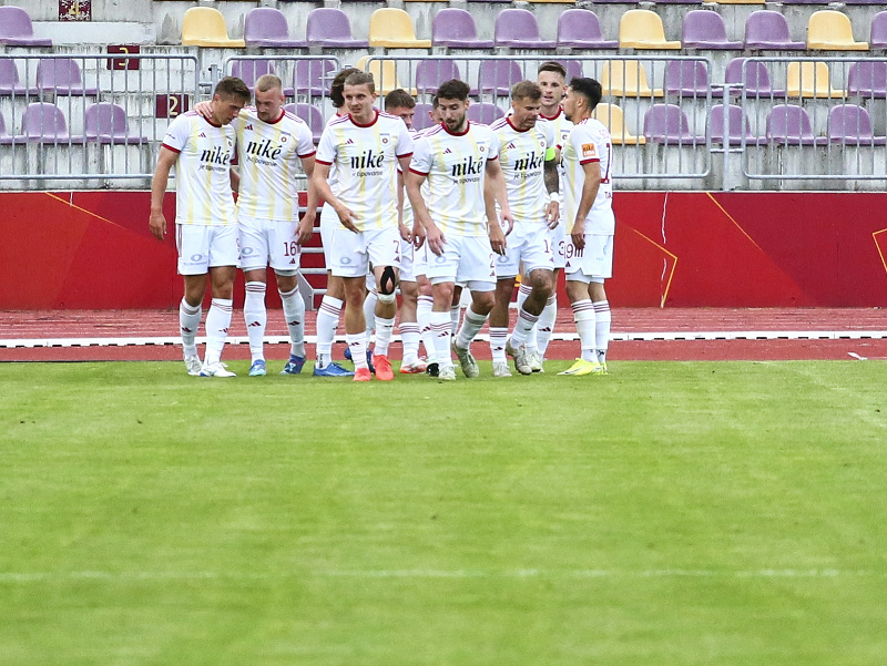 Futbalisti Ružomberka oslavujú gól počas zápasu 