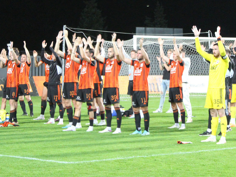 Futbalisti MFK Ružomberok oslavujú víťazstvo s fanúšikmi