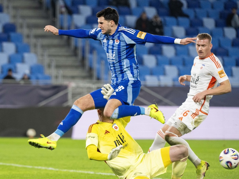 Zľava Marko Tolič (Slovan), brankár Dominik Ťapaj a Daniel Köstl (obaja Ružomberok) v súboji o loptu