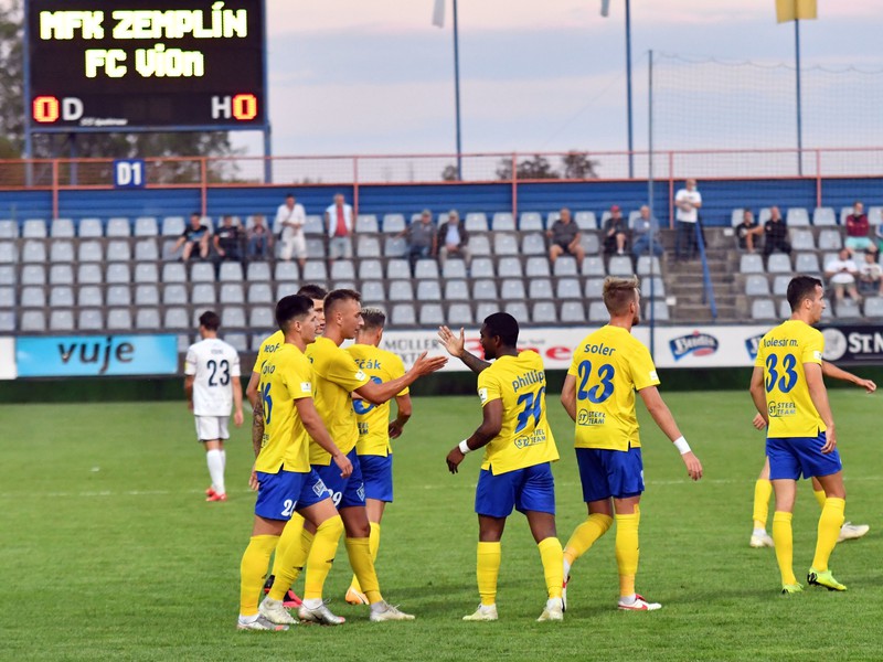 hráči MFK Zemplín Michalovce sa tešia po strelení prvého gólu
