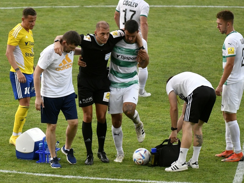 Na snímke hlavný rozhodca zápasu Michal Očenáš odchádza po zranení z ihriska (následne bol vystriedaný) 