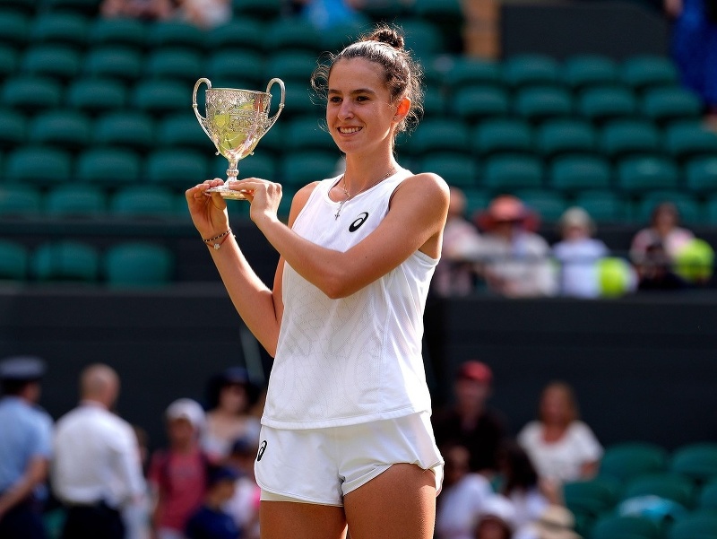 Mia Pohánková s trofejou pre víťazku juniorského Wimbledonu