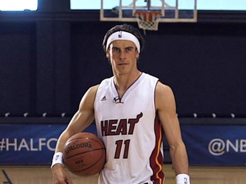 Gareth Bale v akcii half-court challenge preukázal svoje basketbalové kvality