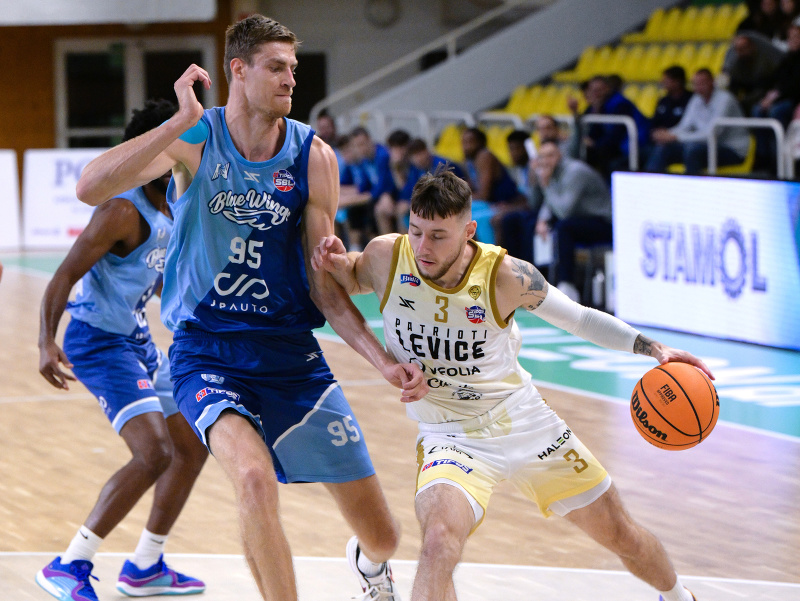 Na snímke zľava Michael Fusek (Nitra) a Patrik Pažický (Levice)