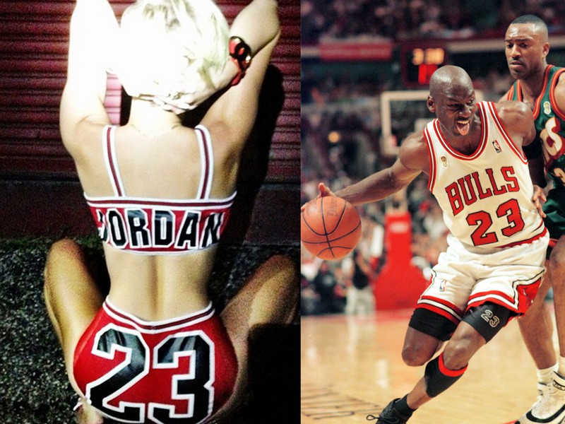 Fotografia sexi zadočku, ktorá vzbudila taký ohlas. Vpravo Michael Jordan ukazuje, ako sa má jeho dres naozaj nosiť.