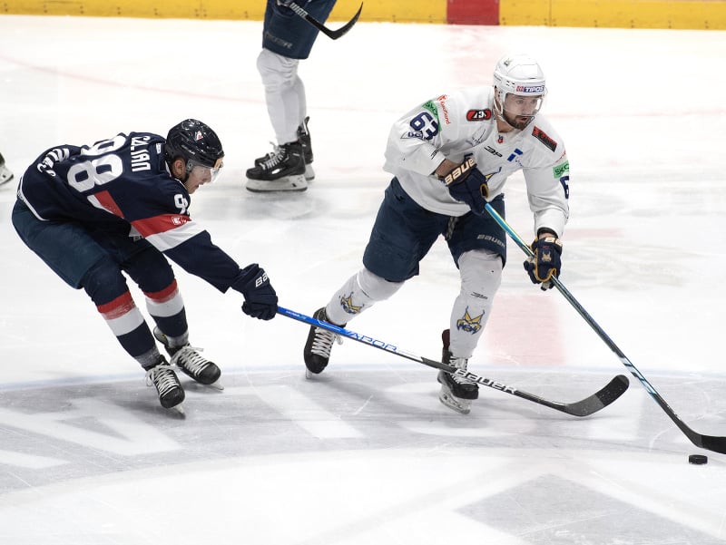 Vľavo Andrej Golian (Slovan) a vpravo Michael Vandas (S.N.Ves)