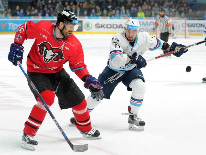Marek Tvrdoň z HK Nitra (vpravo) a Michal Handzuš z HC´05 iClinic Banská Bystrica