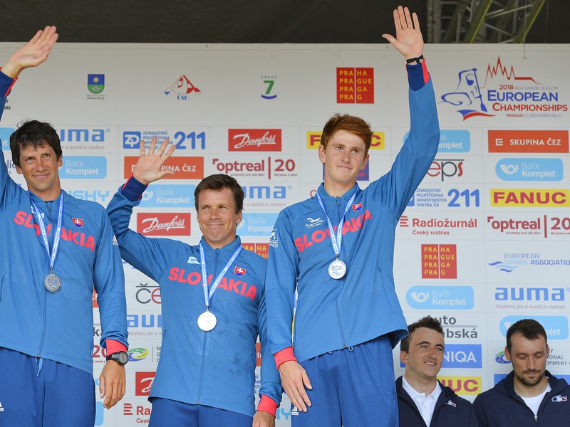 Slovenská posádka striebornej hliadky C1, zľava Alexander Slafkovský, Michal Martikán a Marko Mirgorodský počas vyhlasovania výsledkov na majstrovstvách Európy vo vodnom slalome v pražskej Troji 