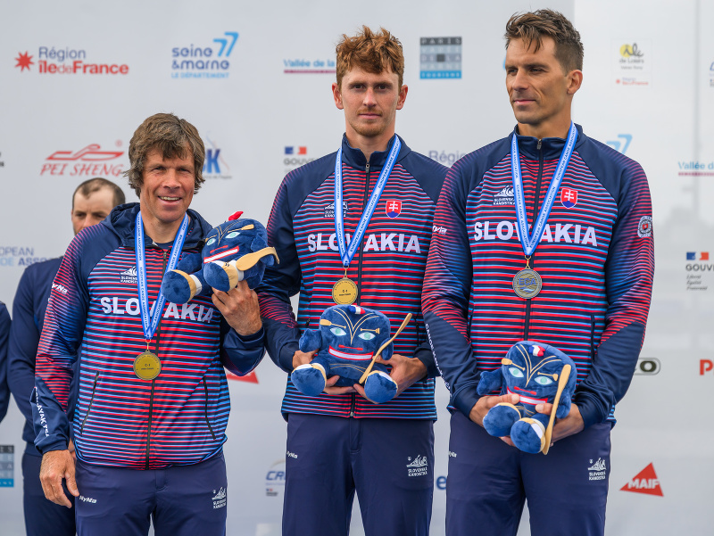 Sprava slovenskí vodní slalomári Matej Beňuš, Marko Mirgorodský a Michal Martikán na stupni víťazov po pretekoch v kategórii 3xC1 mužov na majstrovstvách Európy vo vodnom slalome vo francúzskom Vaires-sur-Marne pri Paríži