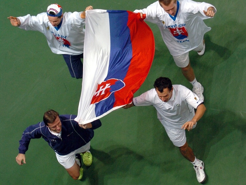 Karol Beck, Michal Mertiňák, Karol Kučera a Dominik Hrbatý oslavujú postup do finále Davisovho pohára