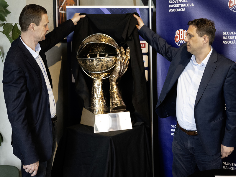 Na snímke zľava riaditeľ Tipos SBL Peter Mičuda a prezident Slovenskej basketbalovej asociácie Michal Ondruš predstavujú novú trofej pre víťaza Tipos SBL