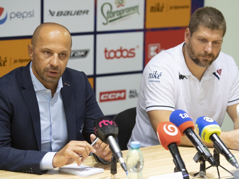 Tréner HC Slovan Bratislava Ján Pardavý (vľavo) a kapitán Michal Sersen počas tlačovej konferencie HC Slovan Bratislava pred štartom hokejovej sezóny 2023/2024