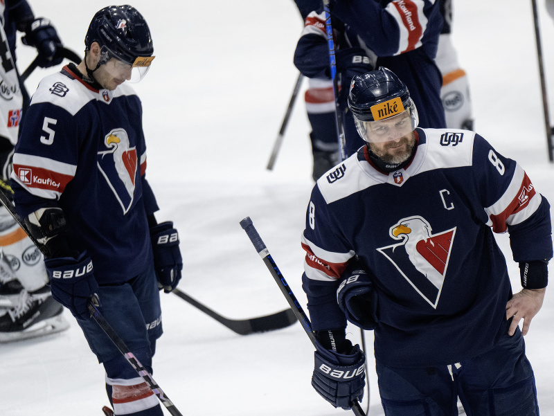 Obranná dvojica Slovana vpravo kapitán Michal Sersen a vľavo Patrik Bačík