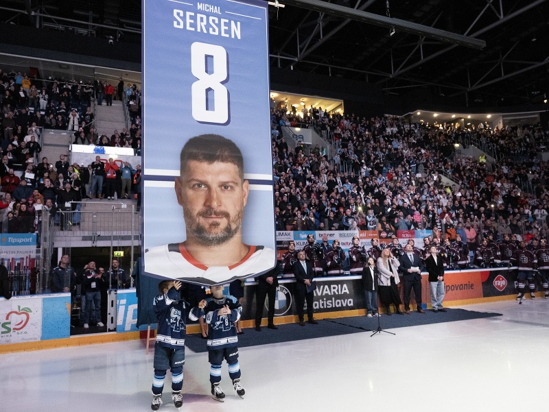 Uvedenie portrétu s číslom 8 bývalého hráča HC Slovan Bratislava Michala Sersena 