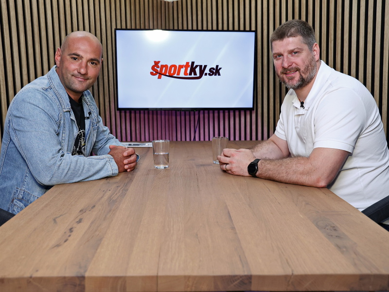 Moderátor Viťo Chrappa a bývalý slovenský hokejista Michal Sersen v podcaste Šampióni 