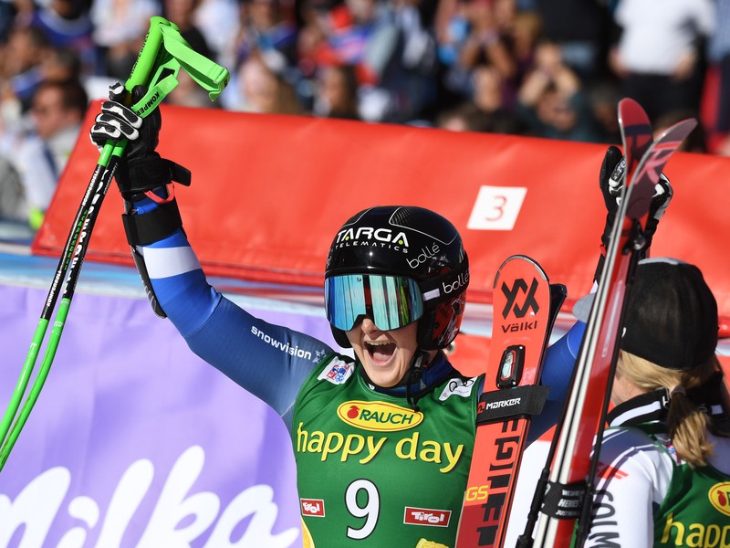 17-ročná Novozélanďanka Alice Robinsonová sa teší z víťazstva po 2. kole obrovského slalomu žien Svetového pohára v alpskom lyžovaní v rakúskom Söldene a vľavo jej gratuluje Američanka Mikaela Shiffrinová