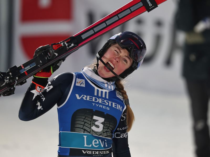 Američanka Mikaela Shiffrinová sa teší z výhry v slalome Svetového pohára alpských lyžiarok vo fínskom stredisku Levi 