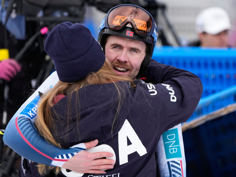 Nórsky lyžiar Aleksander Aamodt Kilde v objatí s partnerkou Mikaelou Shiffrinovou