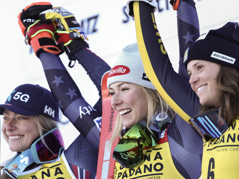 Americká lyžiarka Mikaela Shiffrinová (uprostred), Ranghild Mowinckelová (vľavo) a Sara Hectorová (vpravo) sa radujú na pódiu