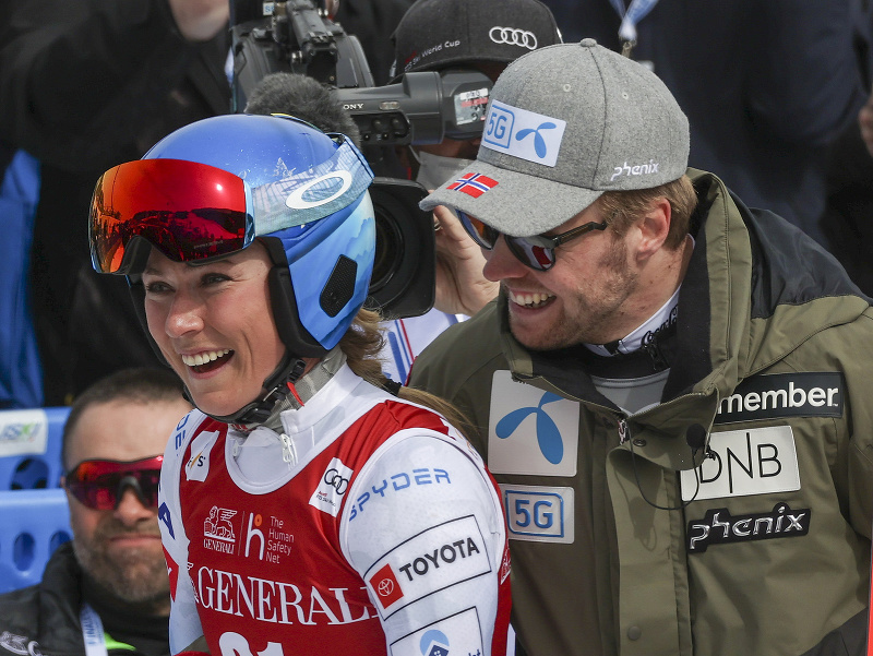 Na snímke americká lyžiarka Mikaela Shiffrinová a jej priateľ - nórsky lyžiar Aleksander Aamodt Kilde sa tešia v cieli finálového zjazdu Svetového pohára vo francúzskom dejisku Courchevel/Meribel