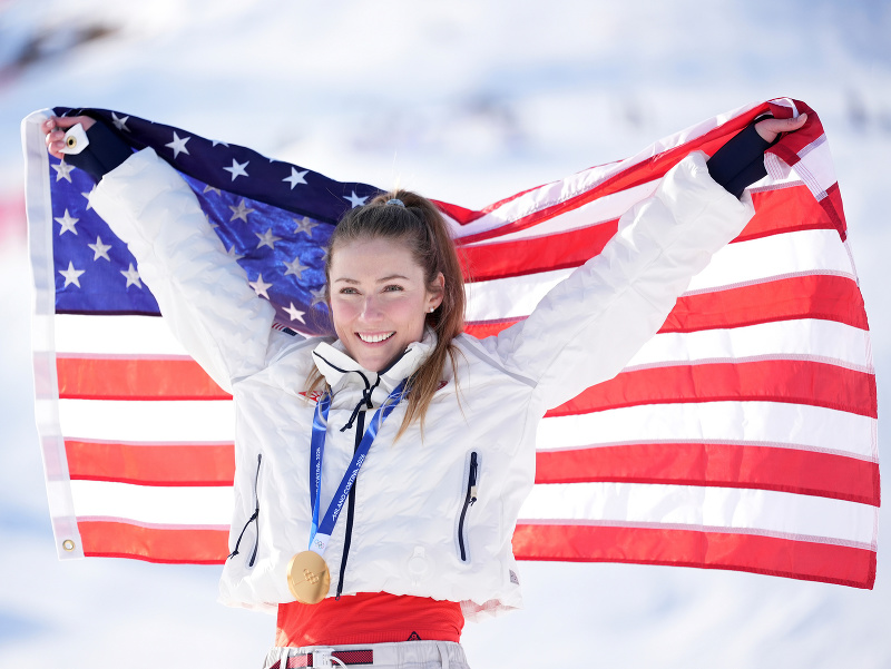 Mikaela Shiffrinová sa raduje zo zisku zlatej medaily v slalome na zimných olympijských hrách