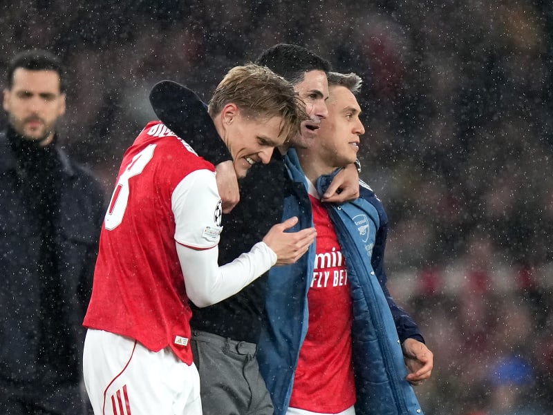 Mikel Arteta oslavuje postup do finále Ligy majstrov - vedľa neho Martin Odegaard a Leandro Trossard