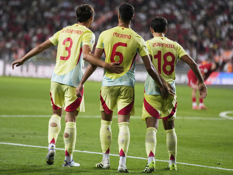 Trio španielskych reprezentantov - Robin Le Normand, Mikel Merino a Martin Zubimendi