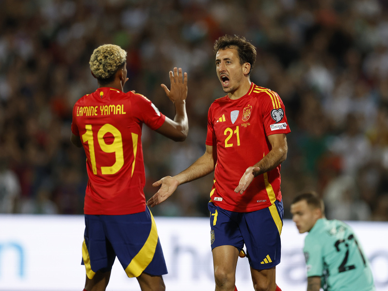 Španielski futbaloví reprezentanti Mikel Oyarzabal a Lamine Yamal