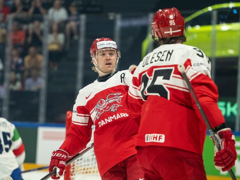 Dánsky hráč Mikkel Aagaard (vpredu vľavo) oslavuje po tom, ako strelil druhý gól