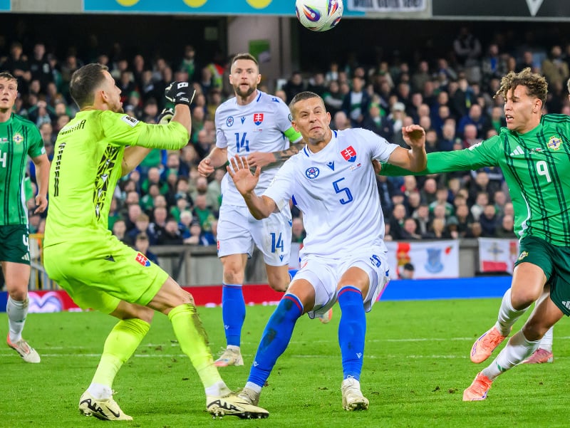 Na snímke zľava Martin Dúbravka (Slovensko), Milan Škriniar (Slovensko), Ľubomír Šatka (Slovensko) a Dion Charles (Severné Írsko) počas zápasu A-skupiny európskej kvalifikácie MS2026