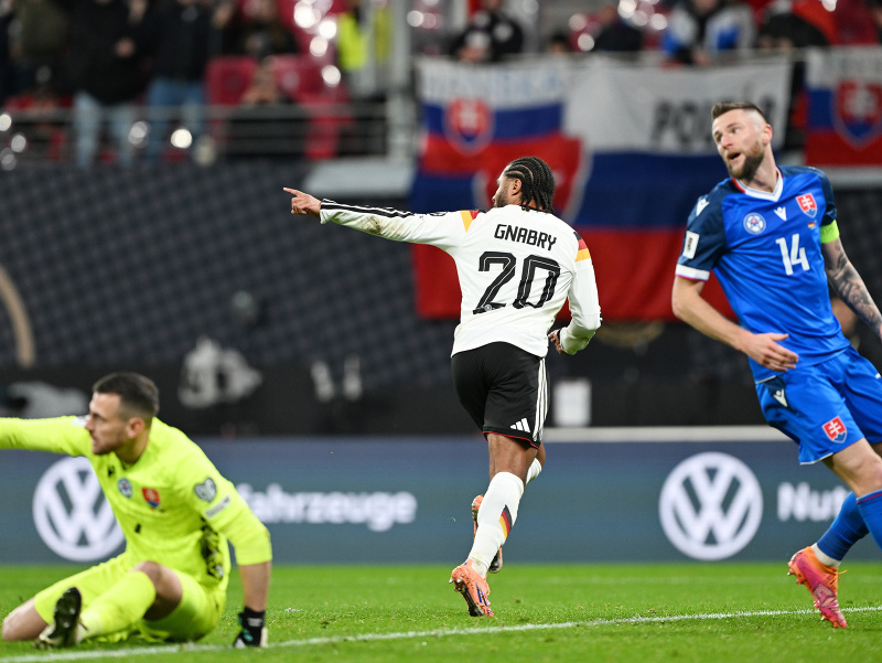 Na snímke uprostred Serge Gnabry (Nemecko) sa teší z gólu na 2:0, vpravo Milan Škriniar a vľavo brankár Martin Dúbravka (obaja Slovensko)