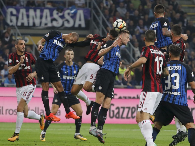 Na snímke uprostred slovenský obranca Interu Miláno Milan Škriniar hlavičkuje v súboji o loptu