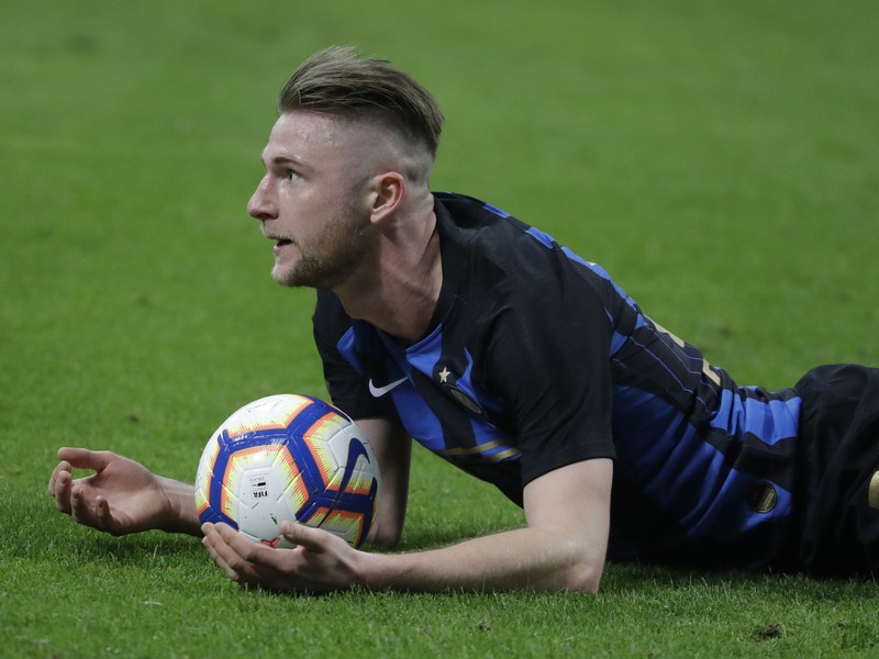 Milan Škriniar leží na trávniku