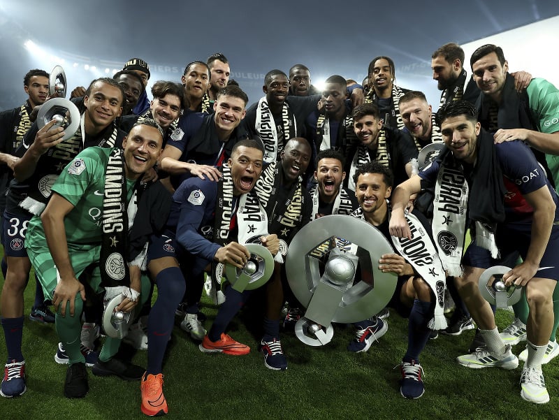 Slovenský futbalista Paríža St. Germain Milan Škriniar (štvrtý sprava) oslavuje so spoluhráčmi zisk majstrovského titulu po zápase 33. kola francúzskej Ligue 1