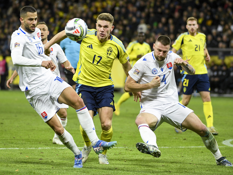 Dávid Hancko a Milan Škriniar bránia Viktora Gyökeresa (v žltom)