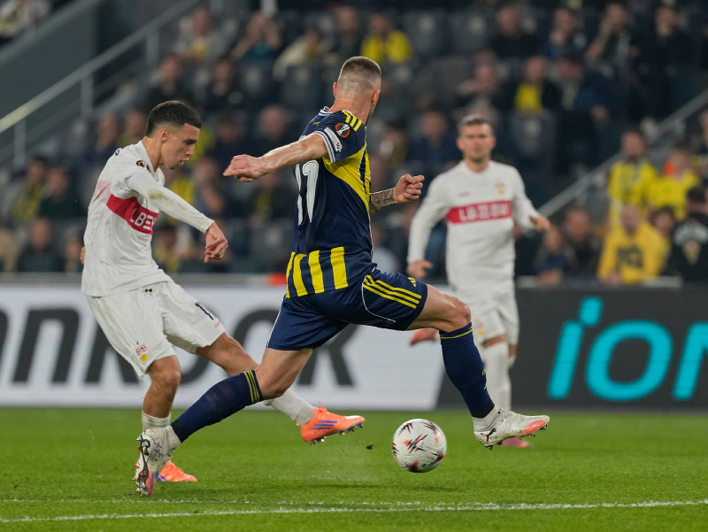 Na snímke slovenský futbalista Milan Škriniar (vpravo) z Fenerbahce Istanbul a Bilal El Khannouss zo Stuttgartu v súboji o loptu 