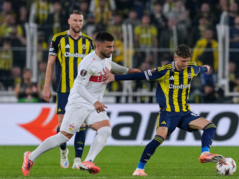 Na snímke zľava slovenský futbalista Milan Škriniar z Fenerbahce, Deniz Undav zo Stuutgartu a Ismail Yüksek z Fenerbahce