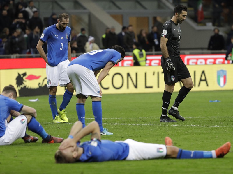 Sklamaní futbalisti Talianska po konci zápasu