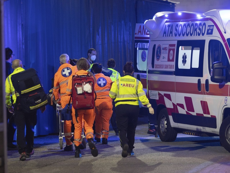 Záchranári zasahujú po útoku nožom na Pabla Mariho v Miláne