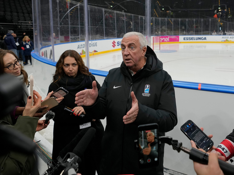 Šéf Medzinárodnej hokejovej federácie (IIHF) Luc Tardif (uprostred) gestikuluje na stretnutí s novinármi po testovaní hlavnej hokejovej haly Santa Giulia v Miláne pred blížiacimi sa zimnými olympijskými hrami