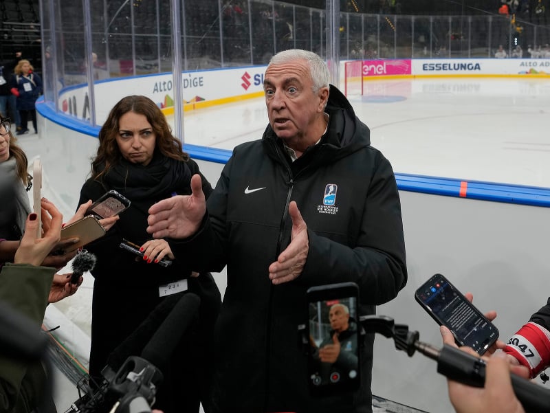 Šéf Medzinárodnej hokejovej federácie (IIHF) Luc Tardif (uprostred)