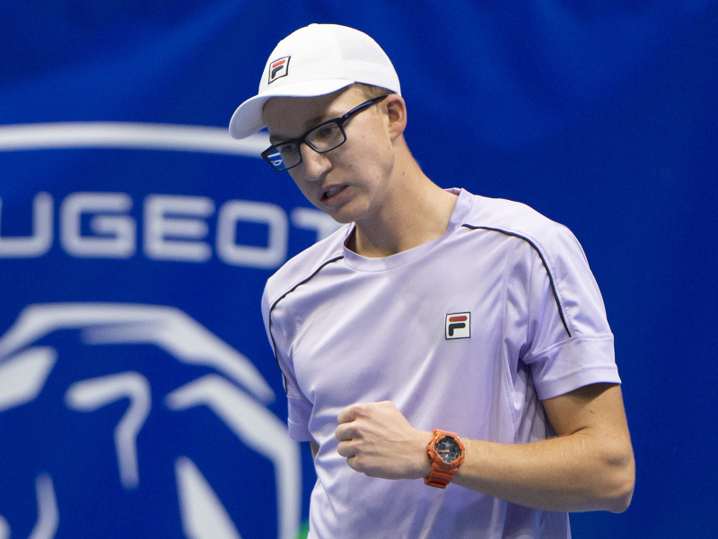 Na snímke slovenský tenista Miloš Karol vo finále kvalifikácie dvojhry do hlavnej súťaže turnaja mužov Slovak Open ATP Challenger proti Rusovi Alexandrovi Ševčenkovi